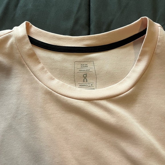 ON Running Focus Crop - Picture 6 of 11